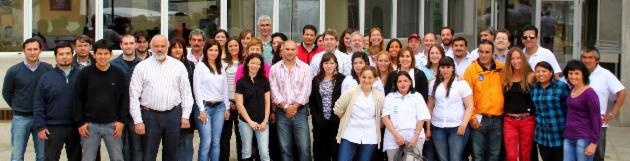 Con más de quince edificios y alrededor de mil doscientos empleados, la Municipalidad de Ushuaia ofrece servicios a una población dinámica y diversa, estimada en 57 mil habitantes.