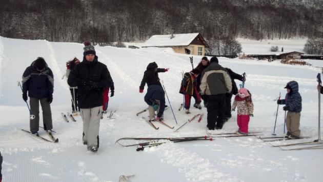 Para muchos niños, las actividades representan su primera experiencia con deportes invernales.